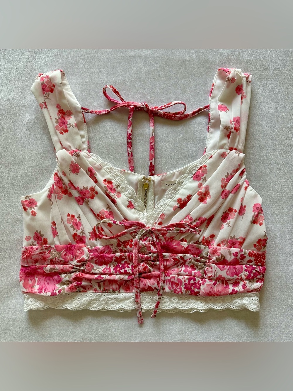 floral & lace feminine crop top w zip & tie back / sz med